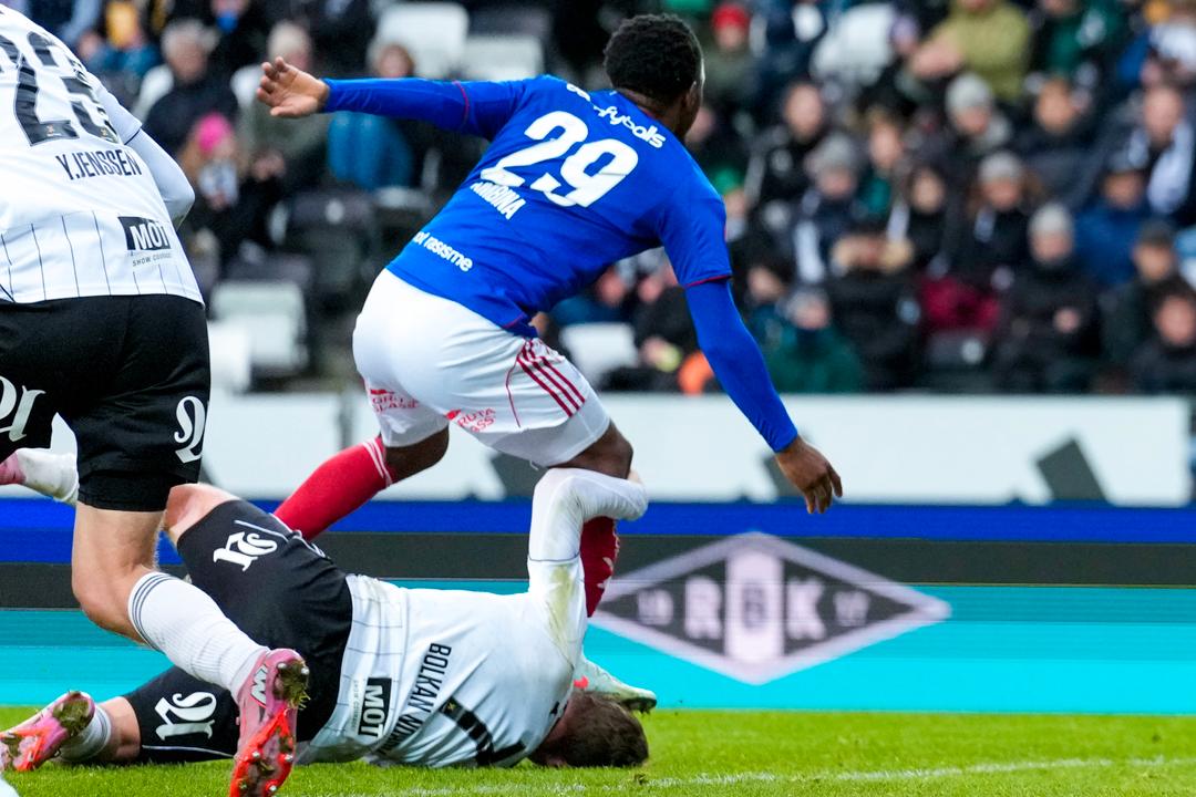 Vålerengas Brice Ambina utvist etter å ha tråkket Rosenborgs Simen Bolkan Nordli i hodet