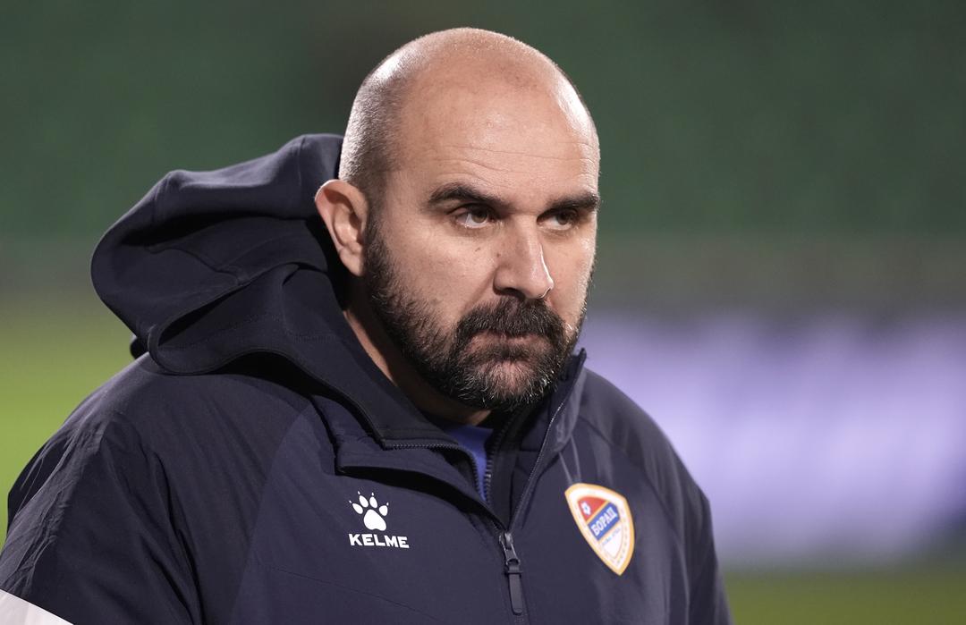 Fotballtragedie i Serbia – trener døde under kamp