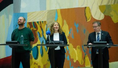 Stortinget lørdag, i forbindelse med ferdigstillelse av statsbudsjettet for 2026. Fra venstre: Mímir Kristjánsson (Rødt), Tuva Moflag (Ap) og Bjørn Arild Gram (Sp).