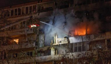 Russiske droner angrep Kyiv – boligblokk truffet