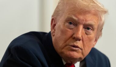 Trump sier han opphever alle Bidens presidentordrer som ble signert med underskriftsmaskin