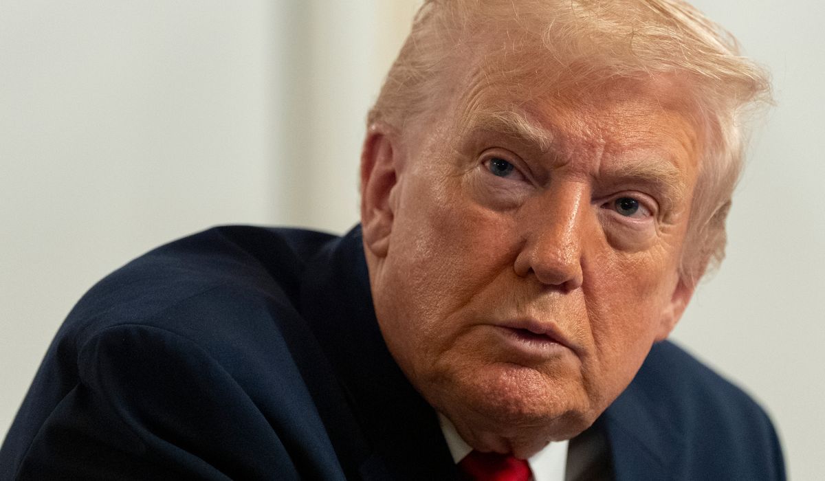 Trump sier han opphever alle Bidens presidentordrer som ble signert med underskriftsmaskin