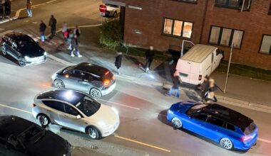 Bil kjørte i veggen på bygård i Oslo