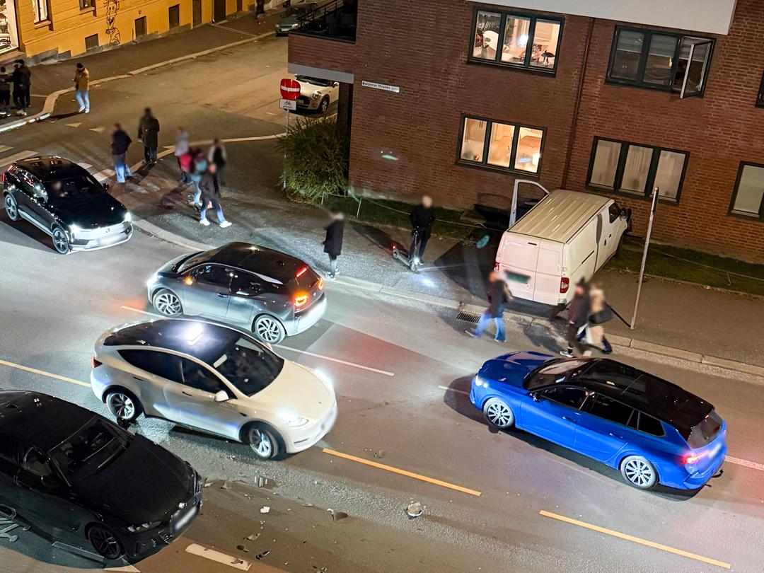 Bil kjørte i veggen på bygård i Oslo