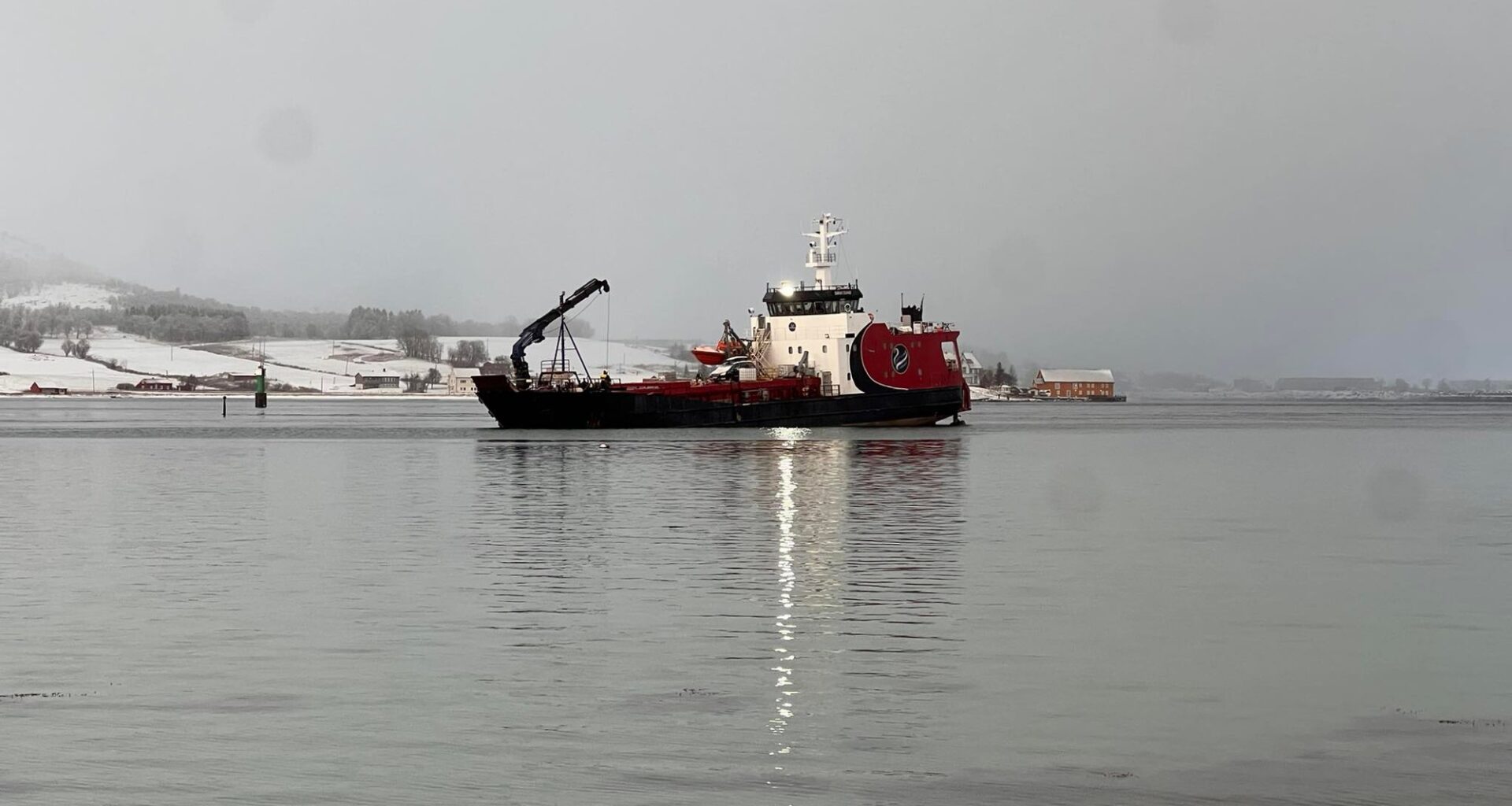 Tjeldsundet: Skip lekker store mengder olje etter grunnstøting - iHarstad