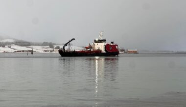 Tjeldsundet: Skip lekker store mengder olje etter grunnstøting - iHarstad