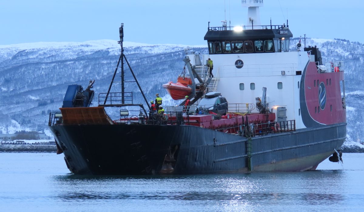 (+) Rundt 16.000 liter diesel har lekket ut i havet - ht.no