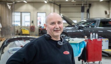 Trafikk, Bilskadesenteret Namsos | Bilskadene strømmer inn: – Så vidt vi holder hodet over vannet - Namdalsavisa