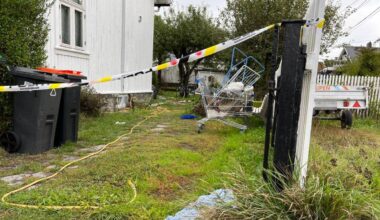 Sperrebånd ved huset i Porsgrunn hvor en kvinne døde av brannskader