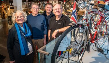 Fire sentrale personer i den nye dokumentarserien: Beate Øglænd, Livar Hølland, Odd Henning Gilje og Jan Erik Holmen. Foran: En utgave av Apache-sykkelen, laget i 1974.