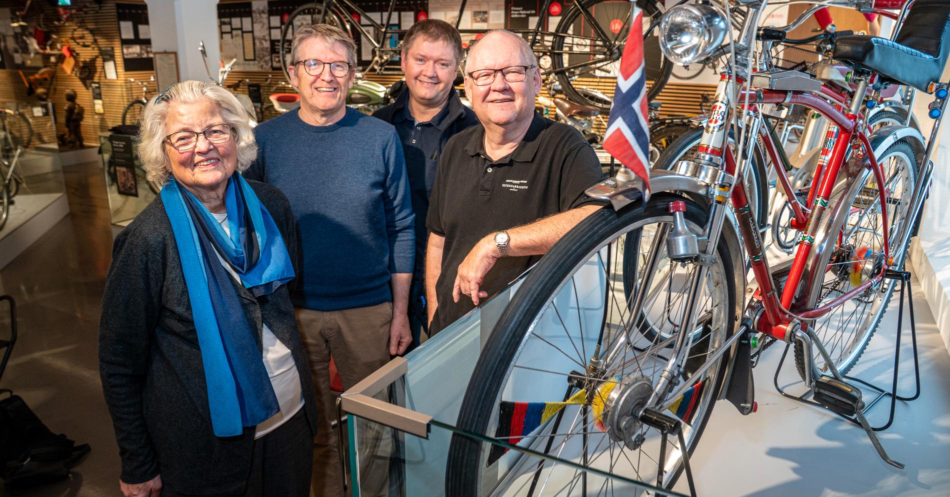 Fire sentrale personer i den nye dokumentarserien: Beate Øglænd, Livar Hølland, Odd Henning Gilje og Jan Erik Holmen. Foran: En utgave av Apache-sykkelen, laget i 1974.