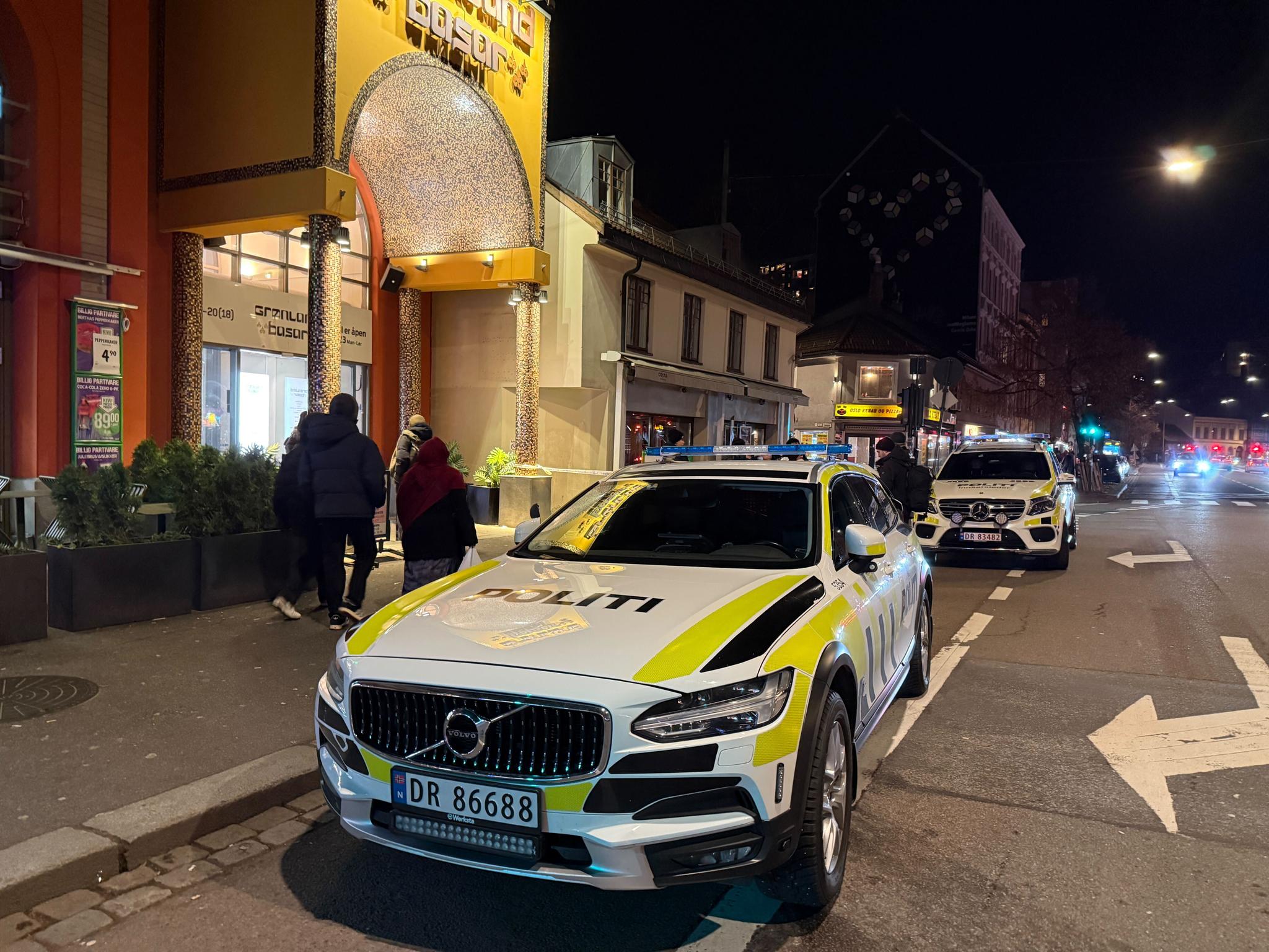 Politiet pågrep to personer etter at en person ble påført stikkskader i et slagsmål på Grønland i Oslo lørdag kveld.