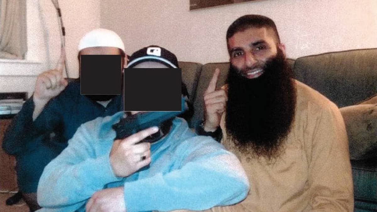 Her poserer Bhatti med kjent IS-kriger – NRK Norge – Oversikt over nyheter fra ulike deler av landet