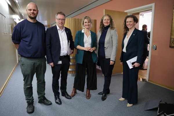 Oslo 20251114. 
Mimir Kristjansson (Rødt), Bjørn Arild Gram (Sp),  Marthe Hammer (SV), Eli Tuva Moflag (Ap) og Ingrid Liland (MDG) etter møte. (Arbeiderpartiet og de såkalte tuttifrutti-partiene starter forhandlingene om neste års statsbudsjett i Stortinget. Forhandlingene finner sted i Statsrådsalen fredag ettermiddag.
Foto: Amanda Pedersen Giske / NTB