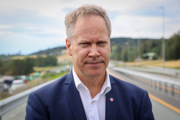 BEKYMRET: Samferdselsminister Jon-Ivar Nygård er bekymret for utviklingen på norske veier.