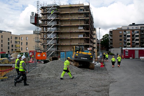Oslo  20140701.
Lørenbyen, eksteriør. I Lørenbyen bygges det boliger. Løren forvandles til en moderne boligby med nybygg, butikker, kafeer og restauranter. Her holder byggarbeidere på å bygge Lørenpynten.
Foto: Anette Karlsen / NTB