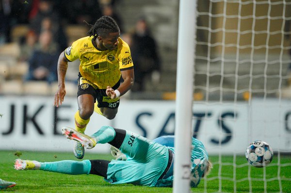 Lillestrøm 20251108. 
Lillestrøms Félix Vá scorer 1-0 målet i 1. divisjonskampen i fotball mellom Lillestrøm og Stabæk på Åråsen stadion.
Foto: Stian Lysberg Solum / NTB