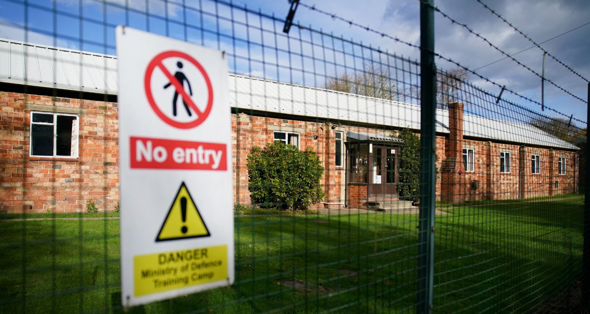 Militærleir, Storbritannia | Protester i britisk by mot asylplaner: – Må få stoppet dette