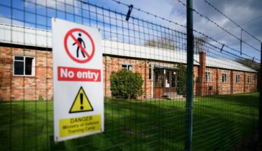 Militærleir, Storbritannia | Protester i britisk by mot asylplaner: – Må få stoppet dette