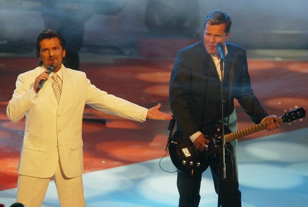 **ARCHIV**Die Popband Modern Talking, Thomas Anders, links, und Dieter Bohlen, rechts, wahrend ihres Auftrittes auf der Gala
