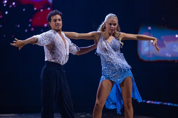 Tale Torjussen og Antonio Careri opptrer under program 9 av Skal vi danse 2025.
Foto: Jesper Malthus-Andersen / TV 2