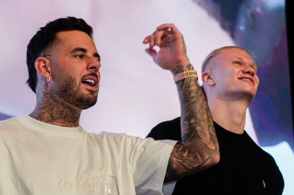 Oslo 20251117. 
Herrelandslaget feirer VM-kvalifiseringen på Carls pub i Oslo.
Foto: Terje Bendiksby / NTB