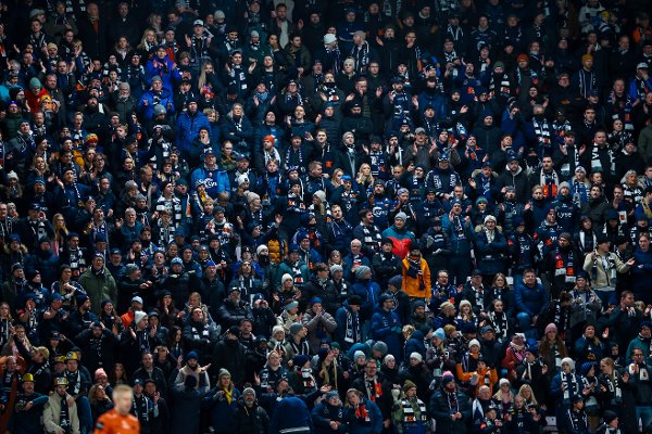Fredrikstad 20251123. 
Viking-supportere under eliteseriekampen i fotball mellom Fredrikstad og Viking på Fredrikstad stadion.
Foto: Thomas Andersen / NTB