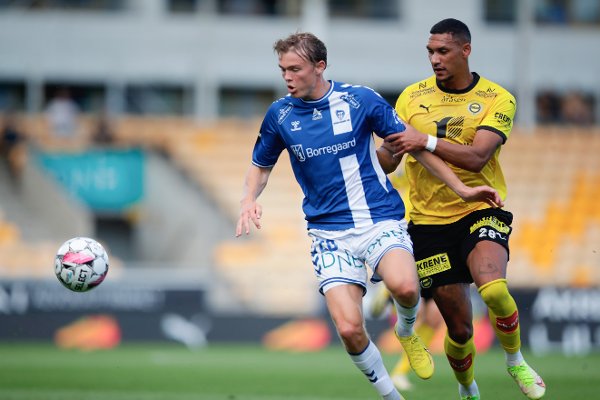 Lillestrøm 20240728. 
Sarpsborg 08s Daniel Job og Lillestrøms Ruben Gabrielsen i aksjon under eliteseriekampen i fotball mellom Lillestrøm og Sarpsborg 08 på Åråsen Stadion.
Foto: Christoffer Andersen / NTB