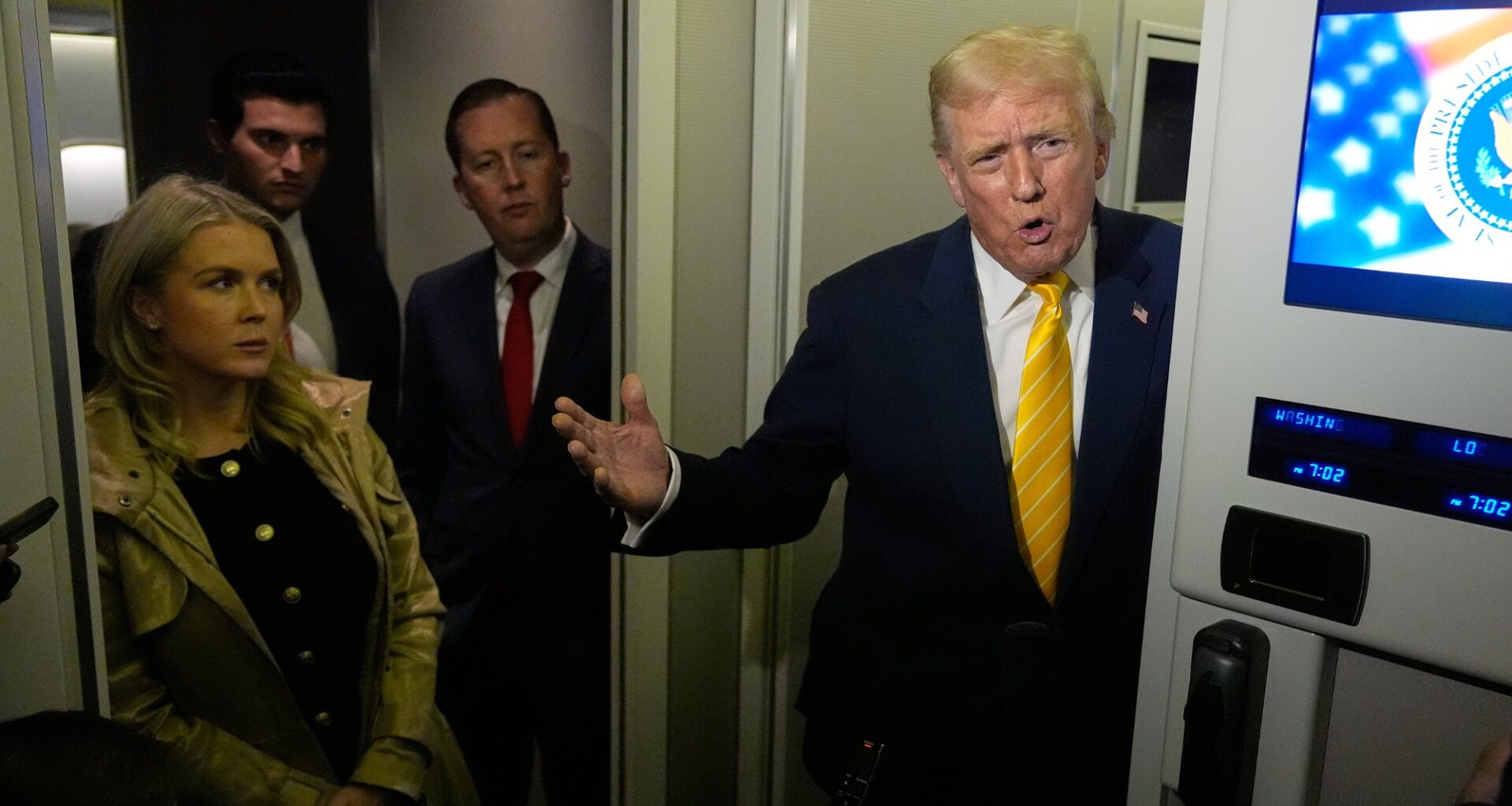 Donald Trump, Toll | Trump fjerner toll på kaffe, storfekjøtt og tomater