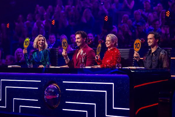 Cengiz Al, Merete Mørk Lingjærde, Jan Thomas og Nadya Khamitskaya gir poengsum til Danby Choi og Norunn Ringvoll under program 9 av Skal vi danse 2025.
Foto: Jesper Malthus-Andersen / TV 2