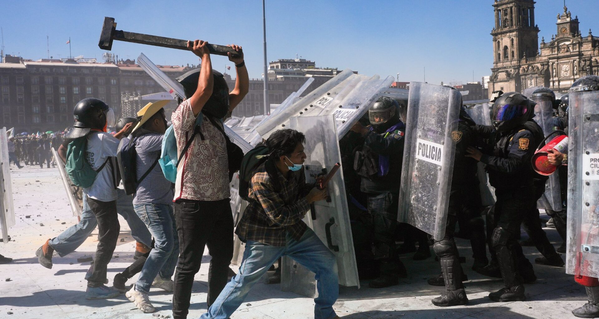 Mexico, Demonstrasjoner | Demonstrasjoner over hele Mexico etter drap på ordfører – 100 politifolk skadet