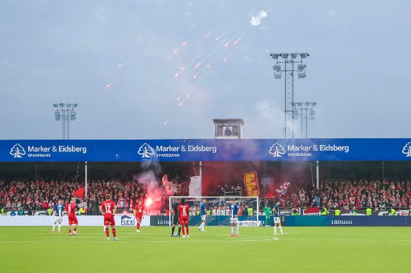 Sarpsborg 20251108. 
Fyrverkeri under eliteseriekampen i fotball mellom Sarpsborg 08 og Fredrikstad på Sarpsborg Stadion.
Foto: Christoffer Andersen / NTB