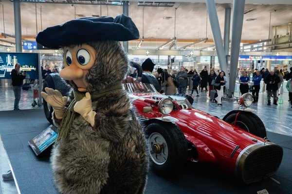 Gardermoen 20251113. 
Aukrust-figuren Solan Gundersen deltok da en ny versjon av Flåklypa-bilen Il Tempo Gigante ble avduket i avgangshallen på Oslo lufthavn Gardermoen torsdag. Der skal bilen stå til over nyttår for å reklamere for den nye filmen Flåklypa: Fra Paris til Pyramidene, med premiere 1. juledag.
Foto: Jonas Fæste Laksekjøn / NTB