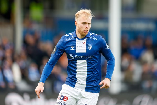 Oslo 20250427. 
Sarpsborg 08s Sveinn Gudjohnsen under eliteseriekampen i fotball mellom Sarpsborg og Strømsgodset på Sarpsborg stadion. (Kampen endte 2-3)
Foto: Christoffer Andersen / NTB