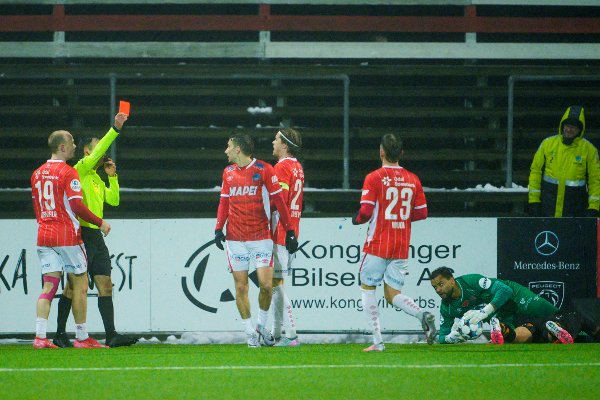 Kongsvinger 20251130. 
Rødt kort til Kongsvinger Lucas Haren under kvalifiseringskampen i fotball mellom Kongsvinger og Aalesund på Gjemselund Stadion.
Foto: Jonas Been Henriksen / NTB