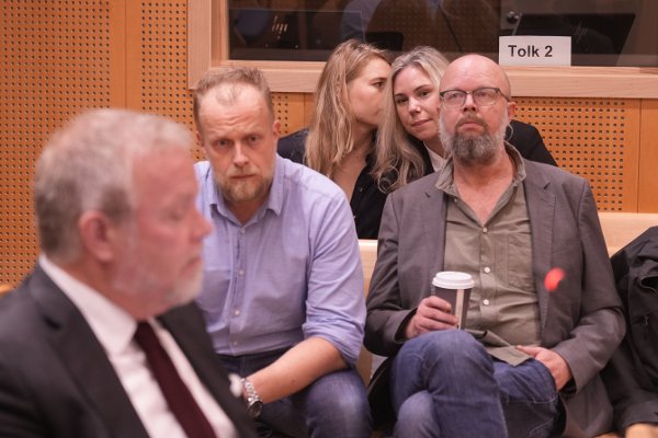 Oslo 20251104.
Forlagssjef for sakprosa i Aschehoug, Live Fedog Thorsen, forfatterne Torgeir Krokfjord og Øistein Monsen i Oslo Tingrett hvor Aschehoug forlag møter Høibys advokater i forbindelse med utgivelsen av boka Hvite striper sorte får om Marius Borg Høiby.
Foto: Javad Parsa / NTB