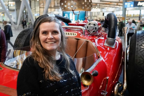 Gardermoen 20251113. 
Filmprodusent Rebecca Padoin under avdukingen av den nye versjonen av Flåklypa-bilen Il Tempo Gigante  i avgangshallen på Oslo lufthavn Gardermoen. 
Bilen blir stående på Gardermoen til over nyttår for å reklamere for den nye filmen Flåklypa: Fra Paris til Pyramidene, som har premiere 1. juledag.
Foto: Jonas Fæste Laksekjøn / NTB