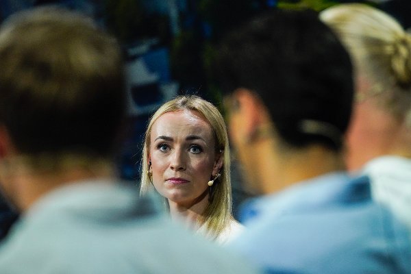 Arendal 20250814.
NRKs Linn Wiik var ordstyrer under ungdomspartilederdebatten under Arendalsuka.
Foto: Ole Berg-Rusten / NTB