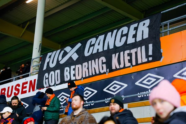 Ålesund 20251126. 
En hilsen til Kjetil Rekdal under kvalifiseringskampen i fotball mellom Aalesund og Egersund på Color Line Stadion.
Foto: Svein Ove Ekornesvåg / NTB