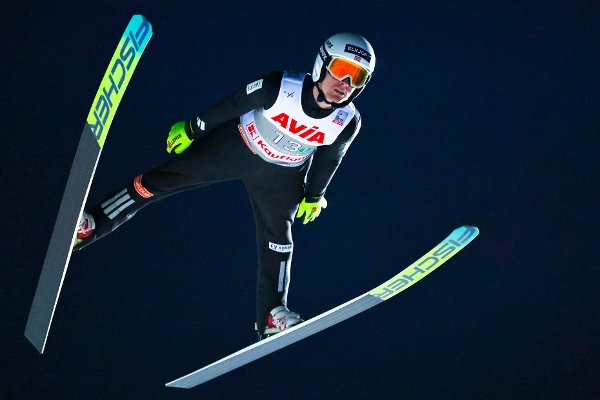 Lillehammer 20251121. 
Norges Kristoffer Eriksen Sundal under mixed team lagkonkurransen under world cup skihopp i store Lysgårdsbakken på Lillehammer.
Foto: Geir Olsen / NTB