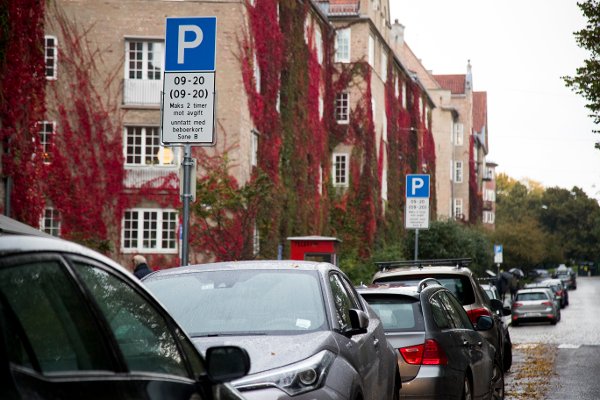 Oslo 20171001.
Oslo tidobler prisen på beboerparkering: Fra 300 til 3000 kroner i året. For denne summen kan beboerne parkere fritt i nabolaget og stå så lenge de vil - hvis de finner en plass. Prøveperioden er over for beboerparkeringen (soneparkering) i tre områder i indre by i Oslo. I løpet av høsten og 2018 skal beboerparkering innføres på hele 17.850 av de 21.550 parkeringsplassene på gateplan. Her fra Fagerborg.
Foto: Heiko Junge / NTB