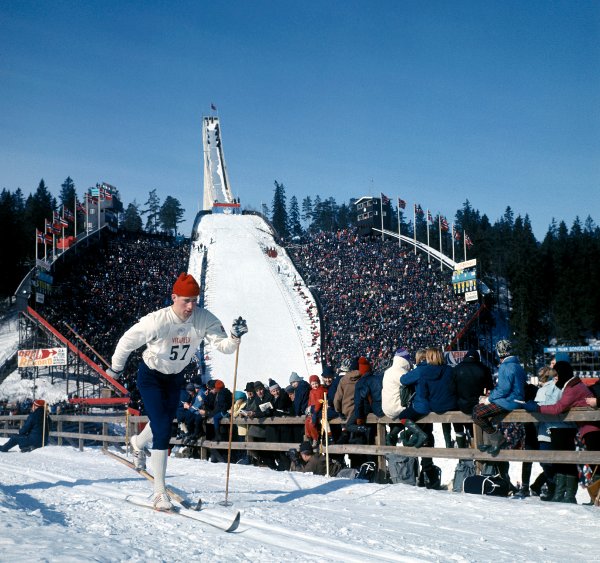 Oslo 196803.
Magne Myrmo i aksjon 50  km langrenn under Holmenkollrennene. Holmenkollbakken og publikum i bakgrunnen.
Foto Arild Hordnes / NTB / NTB  



