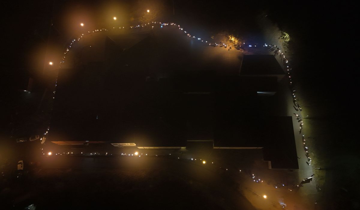 (+) Slo ring rundt skolen: – Vi vil ikke bli splittet - agderposten.no