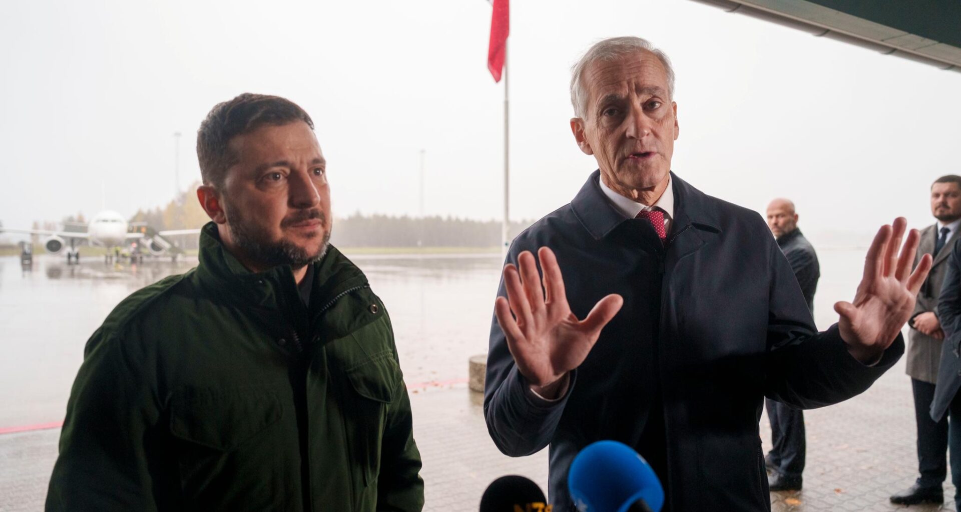  Statsminister Jona Gahr Støre og Ukrainas president Volodymyr Zelenskyj snakker til pressen på Gardermoen.