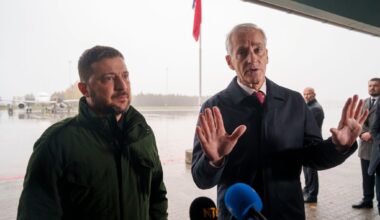  Statsminister Jona Gahr Støre og Ukrainas president Volodymyr Zelenskyj snakker til pressen på Gardermoen.