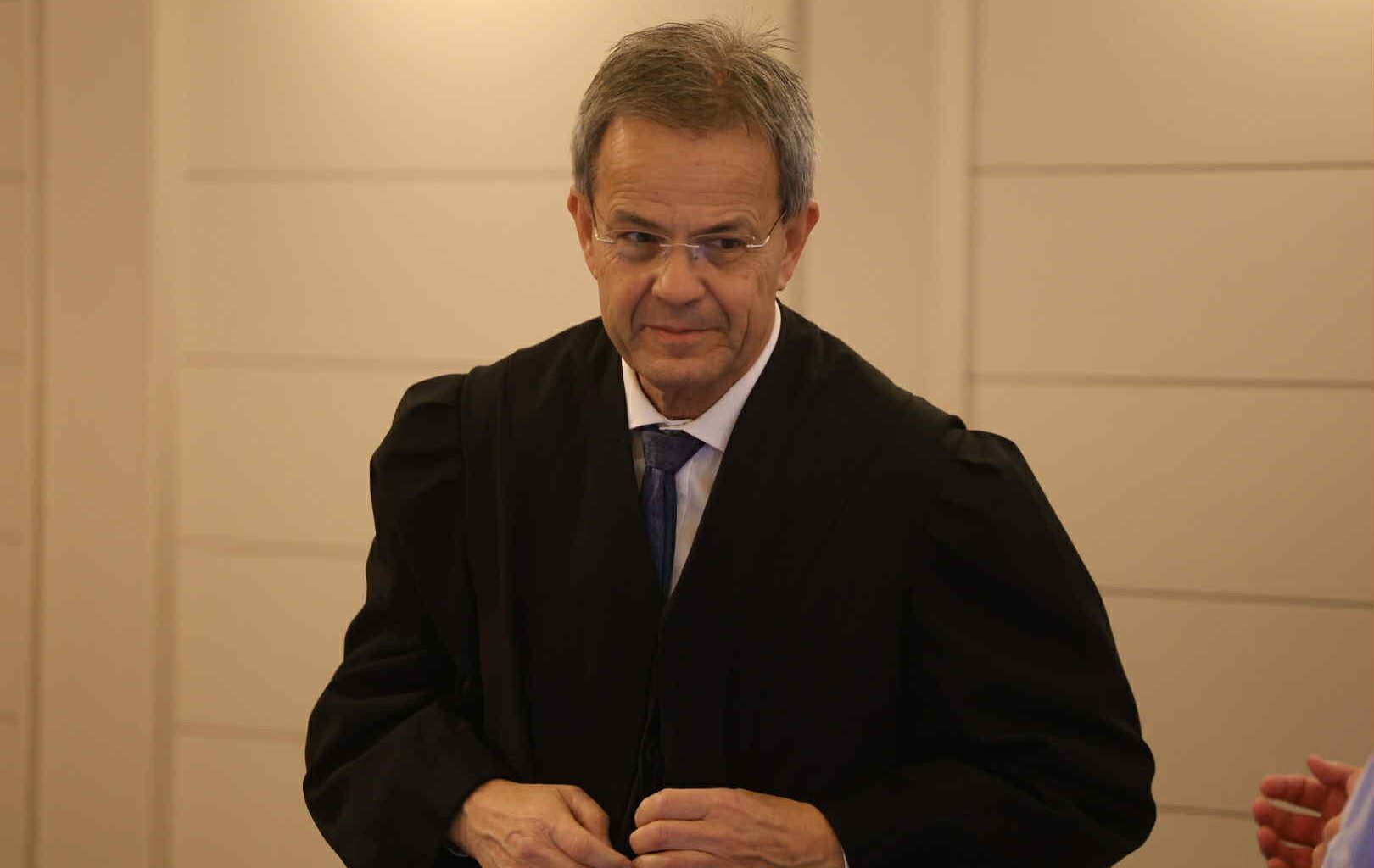 Rettssak, Kristiansand | Nekter for å ha limt sammen øyne