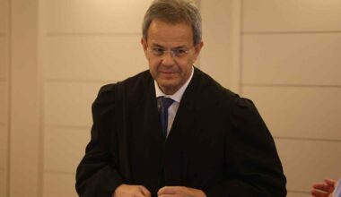 Rettssak, Kristiansand | Nekter for å ha limt sammen øyne