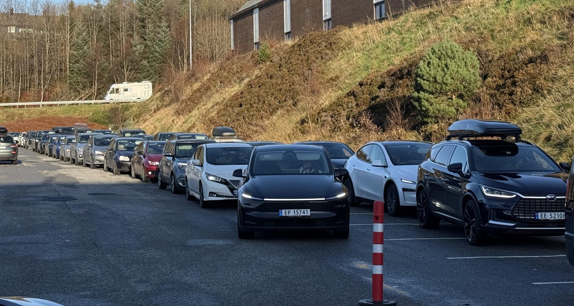 Glatte veier | – Køen er gigantisk - Haugesunds Avis