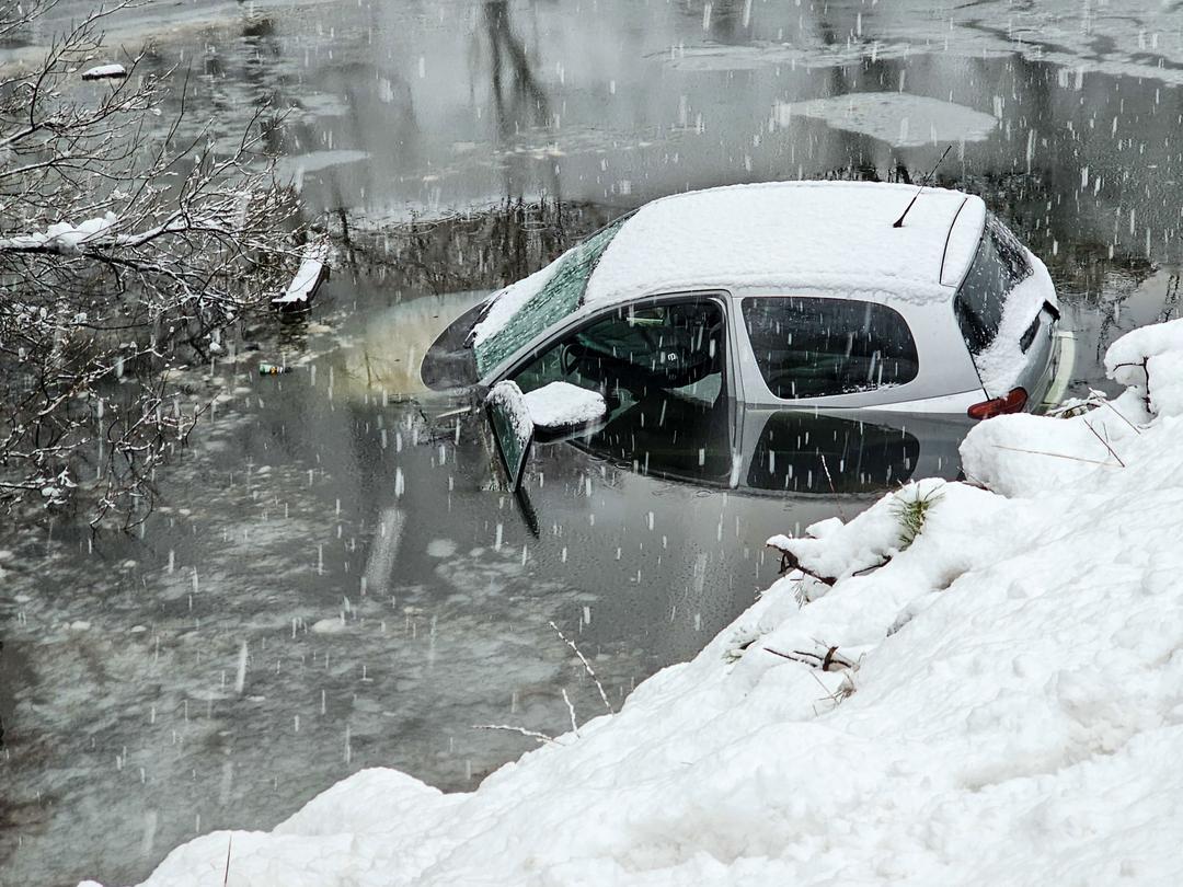 Sjåfør havnet i vannet: - Jeg var helt i sjokk