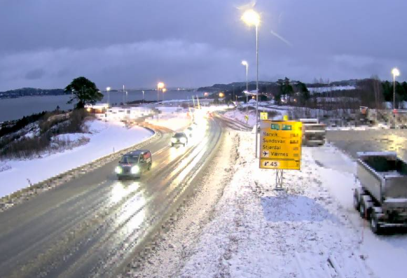 På E6 i ved Stjørdal meldes det om glatte veier.